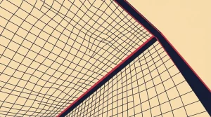 Fußballtor mit straffem Netz vor grünem Spielfeld und Linien